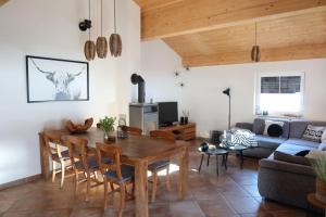 克查赫Chalet Giusto的客厅配有木桌和沙发