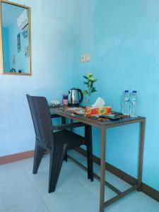 纳闽巴霍Cowang Dereng Home Stay的一张带椅子和镜子的木桌