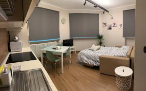拉莫拉A Casa di Viola - Appartamento的小房间设有一张床和一张桌子