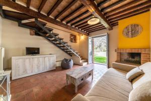 San BiagioMaison Uccellina的带沙发和壁炉的客厅