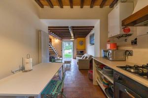 San BiagioMaison Uccellina的一间带柜台和炉灶的厨房 顶部烤箱