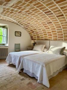 OrfesBartró de Orfans的一间卧室设有一张带木制天花板的大床