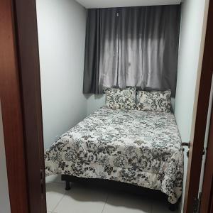 圣特雷莎Recanto das Montanhas的一间卧室配有一张带黑白色棉被的床