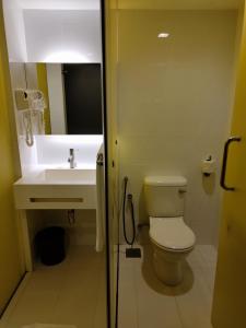 云顶高原Comfy Room In Genting Highlands的一间带卫生间和水槽的浴室