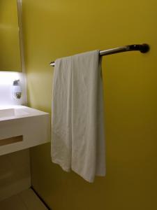 云顶高原Comfy Room In Genting Highlands的浴室毛巾架上的白色毛巾