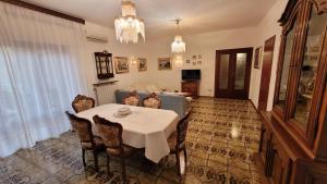 米拉佐La casa di nonna Carmelina的一间配备有白色桌椅的用餐室