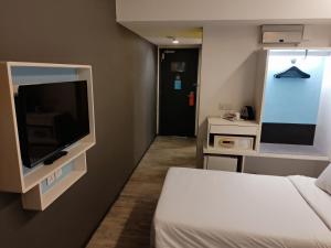 云顶高原Comfy Room In Genting Highlands的客房设有一张床和一台平面电视。