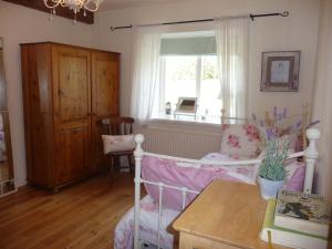 Greencastle山楂度假屋的一间卧室设有一张床、一个窗口和一张桌子
