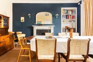 克里夫Lochinver的一间拥有蓝色墙壁和桌椅的用餐室