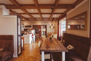 宾茨阿斯特丽德海滨旅馆的一间带木桌的客厅和一间厨房