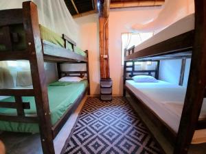 伯里塔卡Casa Estuario的房屋内带两张双层床的客房