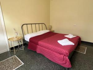 卡莫利LIGURIA HOLIDAYS - "La Casa di Gisella"的一间卧室配有一张带红色毯子的床