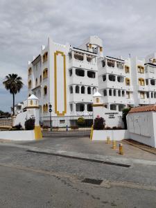 阿尔梅利马Bungalows del Golf Almerimar的白色的建筑,拥有黄色的点缀