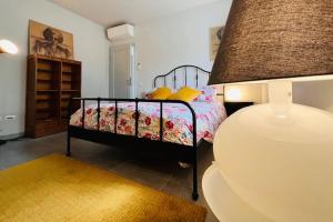 卢卡Appartamento 109 con giardino esclusivo的一间小卧室,配有床和灯