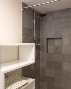 门德里西奥Relais Flora Arzo Appartamento superior di vacanza con posteggio的带淋浴、白色橱柜和淋浴的浴室