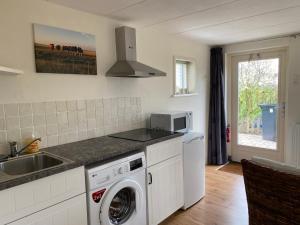 SpanbroekAppartement Zandwerven 23的厨房配有洗衣机和水槽