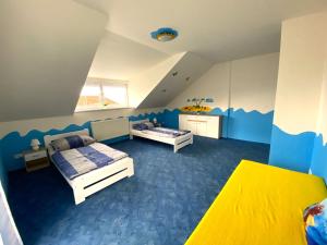 Rekreační chalupa Ivon的一间卧室设有两张床,拥有蓝色和白色的墙壁