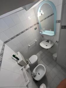 圣凯撒利亚温泉Mare, Terme & Magia Salentina的一间带卫生间、水槽和镜子的浴室