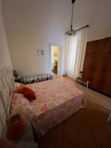 圣凯撒利亚温泉Mare, Terme & Magia Salentina的一间卧室,卧室内配有一张大床
