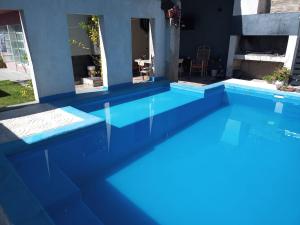 卡法亚特ND nuestro destino的一座房子前面的蓝色海水游泳池