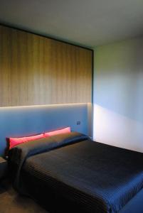 Guardia VomanoLa Casa in Relax的一间卧室配有黑色床和红色枕头