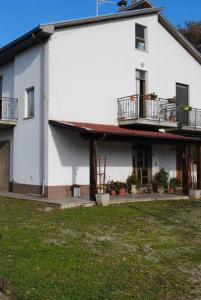 Guardia VomanoLa Casa in Relax的白色的建筑,设有两个阳台和庭院