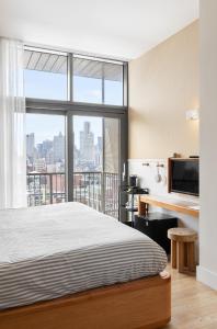 纽约UNTITLED 3 Freeman Alley的一间卧室设有一张床和一个大窗户