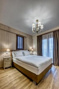 约阿尼纳MONTANA LAKE VIEW的一间卧室配有一张大床和一个吊灯。