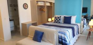 马塞约Edf Time Ponta Verde, Studio 523的一间卧室配有两张带蓝白色枕头的床