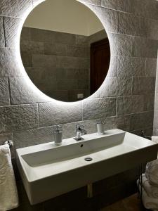 蒙特普齐亚诺萨提尼克公寓的浴室设有白色水槽和镜子
