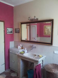 托奇亚基纳Casa Vacanza l'Infinito的一间带水槽和镜子的浴室