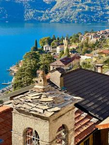 拉利奥Romantic home with beautiful view lake of Como and Villa Oleandra的享有城镇和水景的建筑