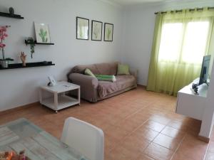 圣巴尔托洛梅Casa Calderetas的客厅配有沙发和桌子