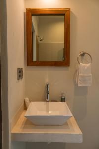 图卢姆Hotel Muyu Tulum的浴室设有白色水槽和镜子