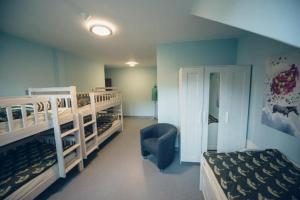 耶德利纳-兹德鲁伊Hostel Browar Jedlinka的一间卧室配有两张双层床和椅子