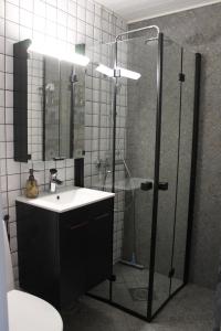 罗威萨Hieno kaksio keskustassa rauhallisella alueella的带淋浴、水槽和淋浴的浴室