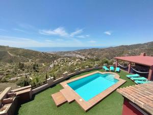 托罗克斯La Casa Roja Torrox 6 huéspedes y piscina privada的山景房屋 - 带游泳池