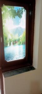钱德加尔Hotel king palace的客房内的湖景窗户