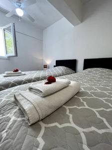 博德鲁姆Le Lemon - 5 pers accès plage 300m - Vue mer的白色卧室,配有带毛巾的床
