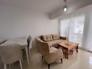 博德鲁姆Le Lemon - 5 pers accès plage 300m - Vue mer的客厅配有沙发和桌子