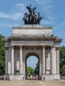 伦敦2 minutes from Hyde Park, Private Room F的一座巨大的纪念碑,上面有雕像