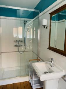 Chaumes-en-BrieLa Maison d'Emilie - Chambres d'hôtes的带淋浴、盥洗盆和浴缸的浴室