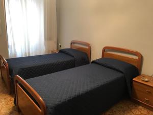 IsnelloCasa vacanze di Angelo的客房设有两张床和窗户。