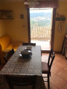 IsnelloCasa vacanze di Angelo的窗户客房内的桌椅
