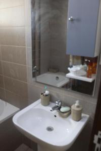 RejicheRelaxing Vacation Stay in Mahdia的一间带水槽和镜子的浴室