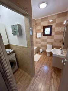 阿菲托斯My Bright House的带淋浴、卫生间和盥洗盆的浴室