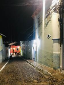 伦索伊斯Chapadão Hostel的一条空的街道,晚上有楼