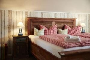 比苏姆Bernstein-Hotel Bootshaus的一间卧室配有红色和白色枕头的床