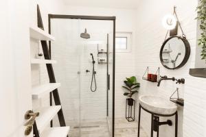 布加勒斯特METROPOLE APARTMENTS ATENEUM RESIDENCE的带淋浴和盥洗盆的浴室