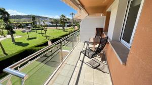 普拉加德阿罗La Bovila Apartment with exceptional yard的阳台配有两把椅子,享有公园的景致。